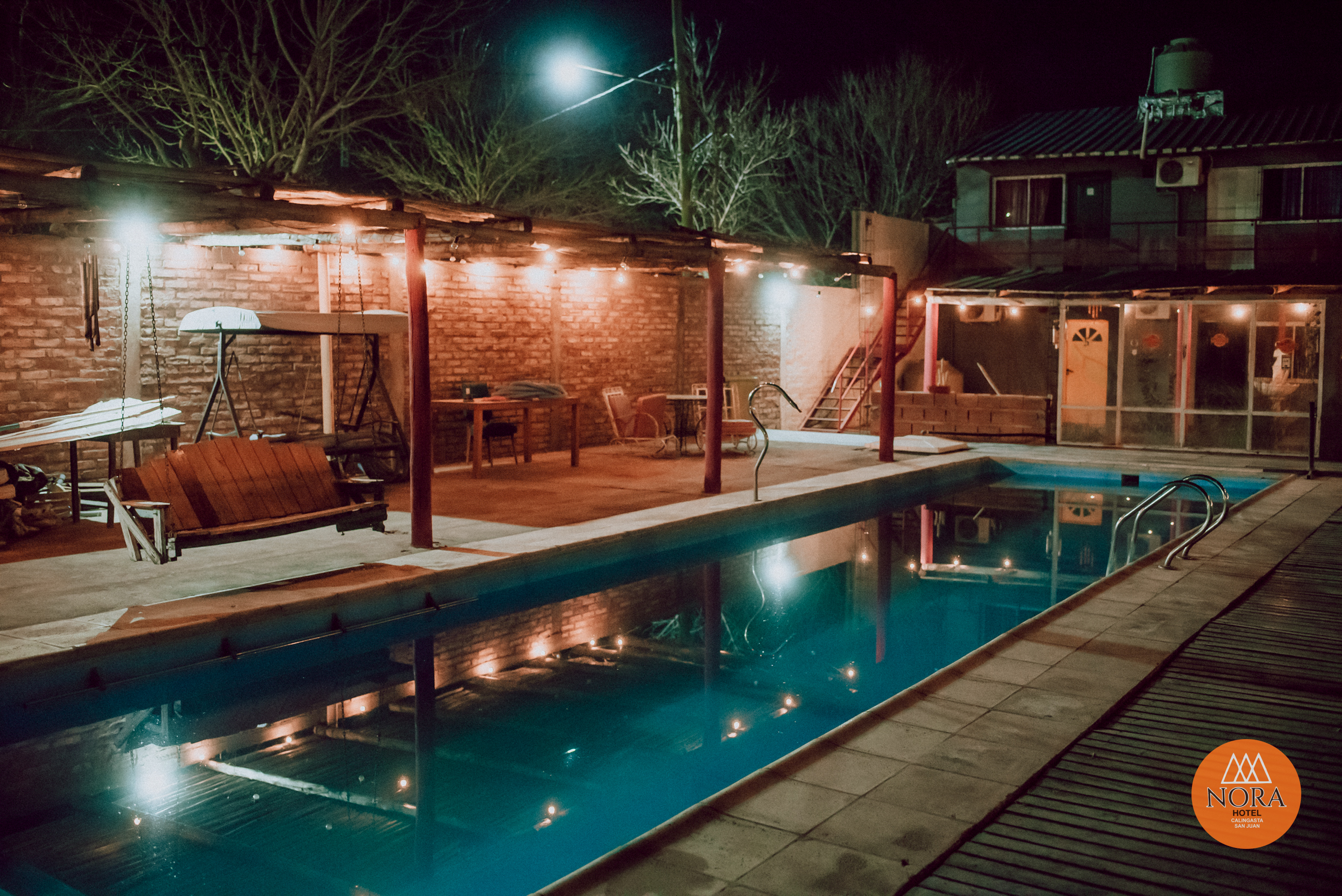 Hotel Nora fachada nocturna